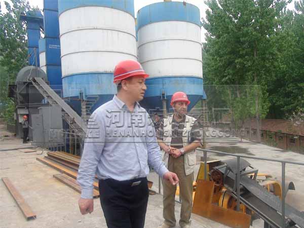 伊朗客戶現(xiàn)場(chǎng)考察陶?；剞D(zhuǎn)窯生產(chǎn)線